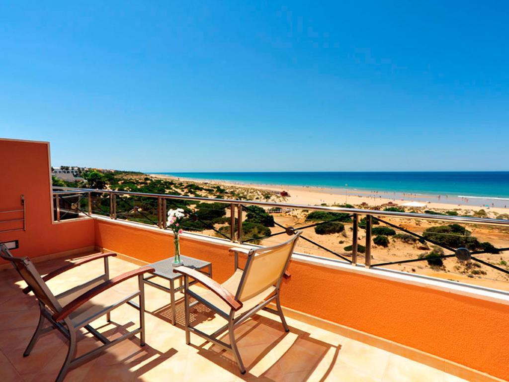 Hipotels Barrosa Palace & Spa Chiclana de la Frontera Ngoại thất bức ảnh View of the beach from the hotel
