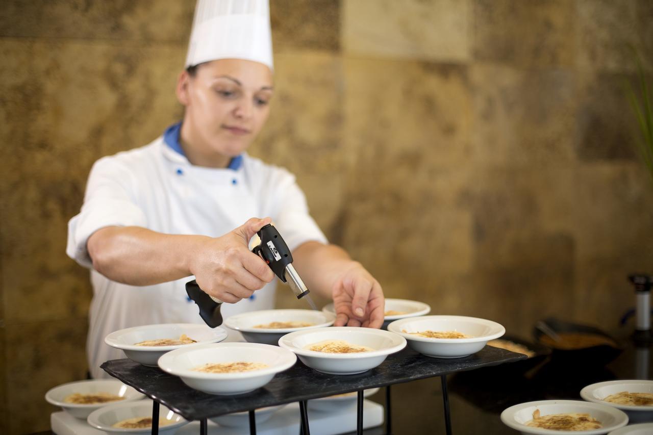 Hipotels Barrosa Palace & Spa Chiclana de la Frontera Ngoại thất bức ảnh A sous chef preparing food